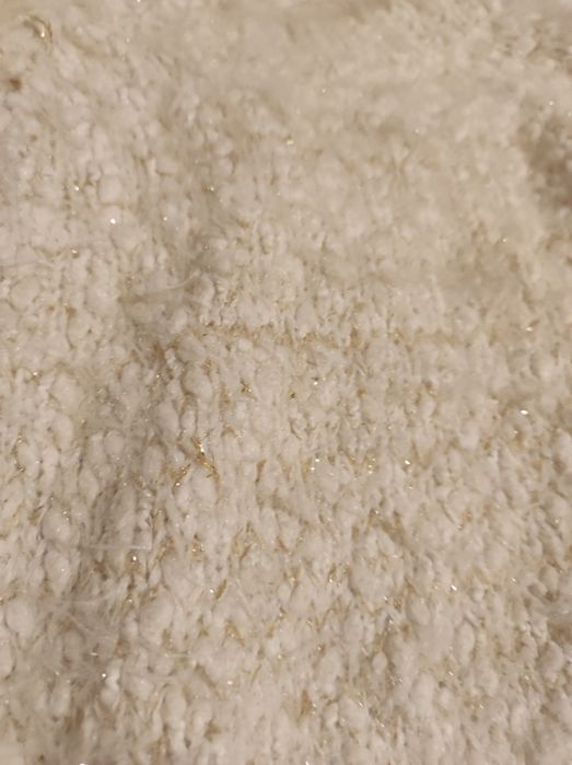 Biały sweterek ze złotą nitką