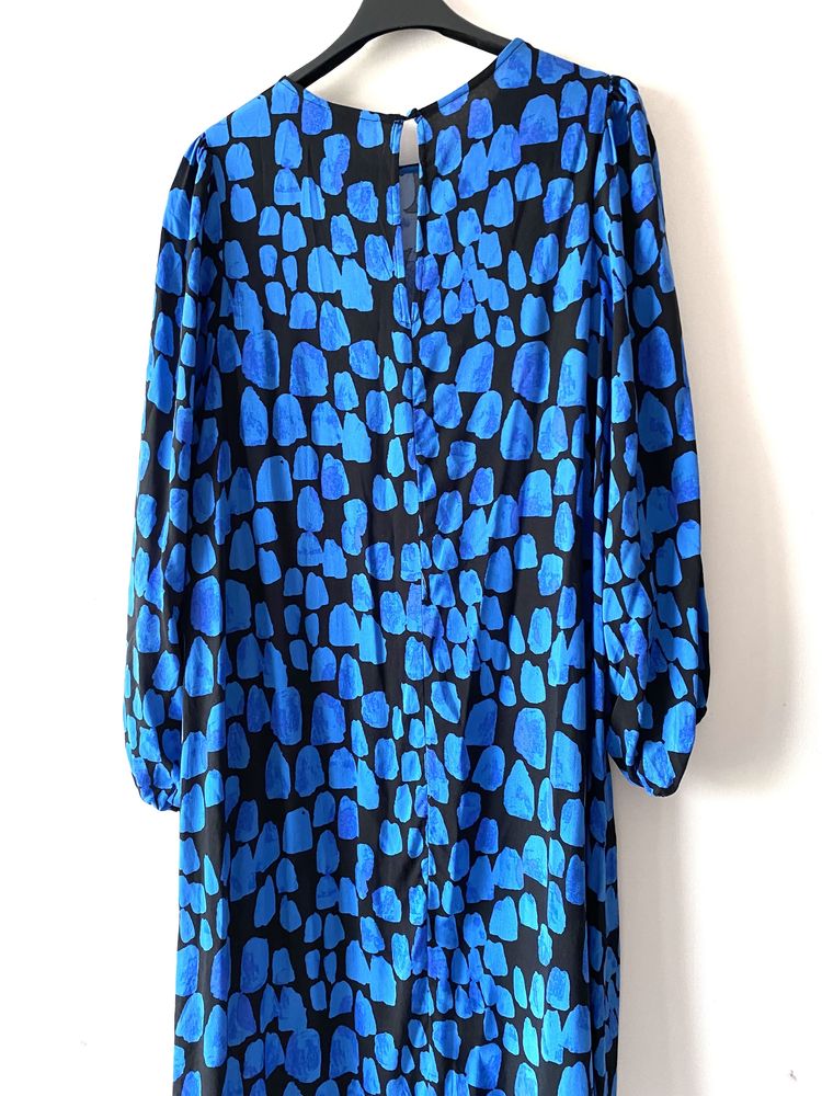 Dluga niebieska sukienka wzory rekawy