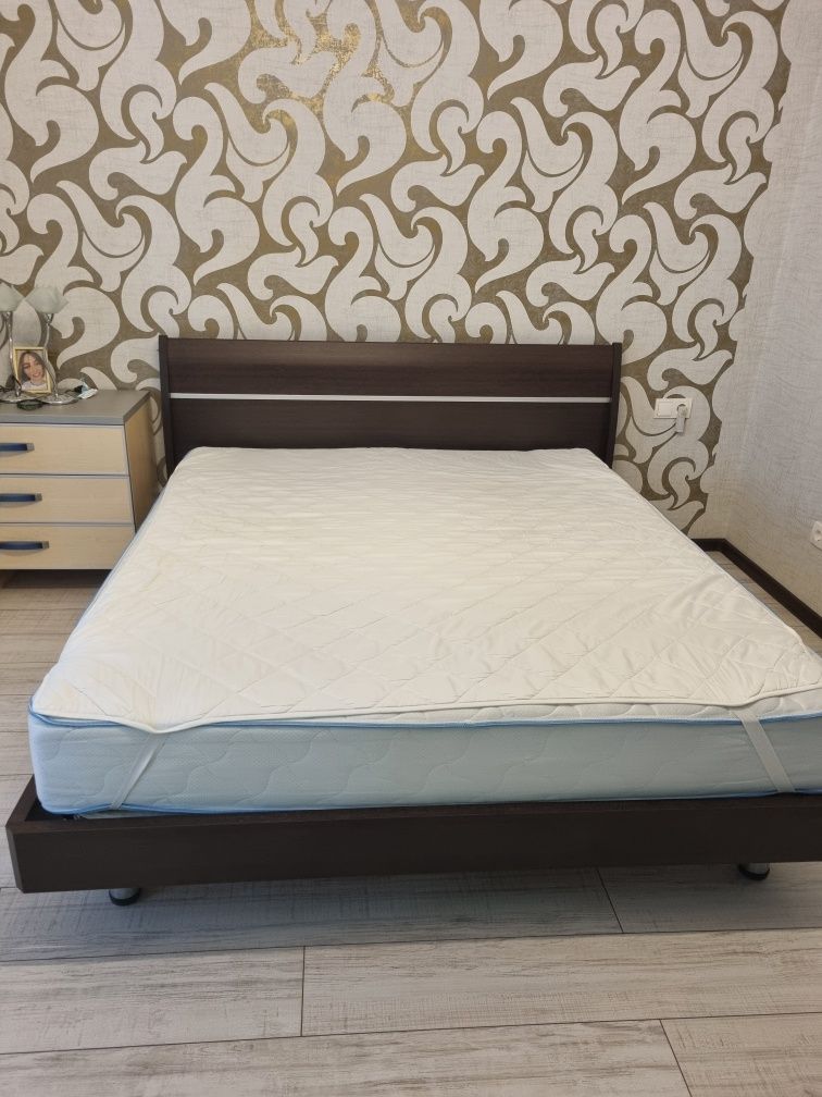 Кровать двуспальна, з матрасом.