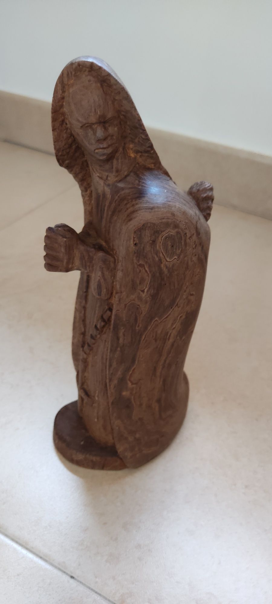 Estátua de madeira esculpida à mão