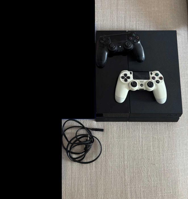 Vendo Playstation 4 c/comandos - Negociável