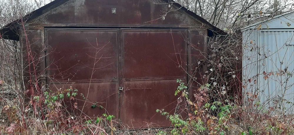 Продається просторий гараж (з місцем) у м. Ужгород (або оренда)