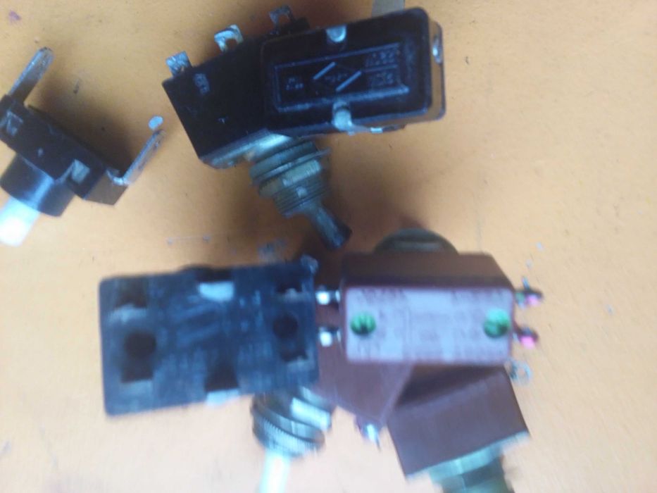 Кнопки та тумблери