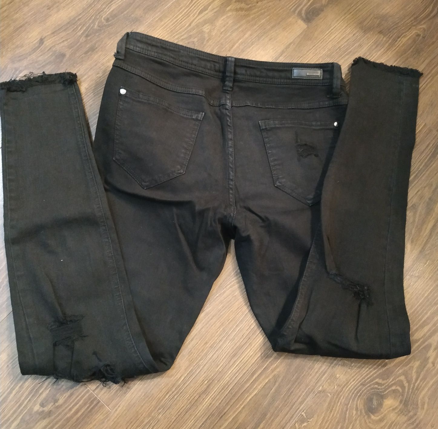 Czarne jeansy Reserved