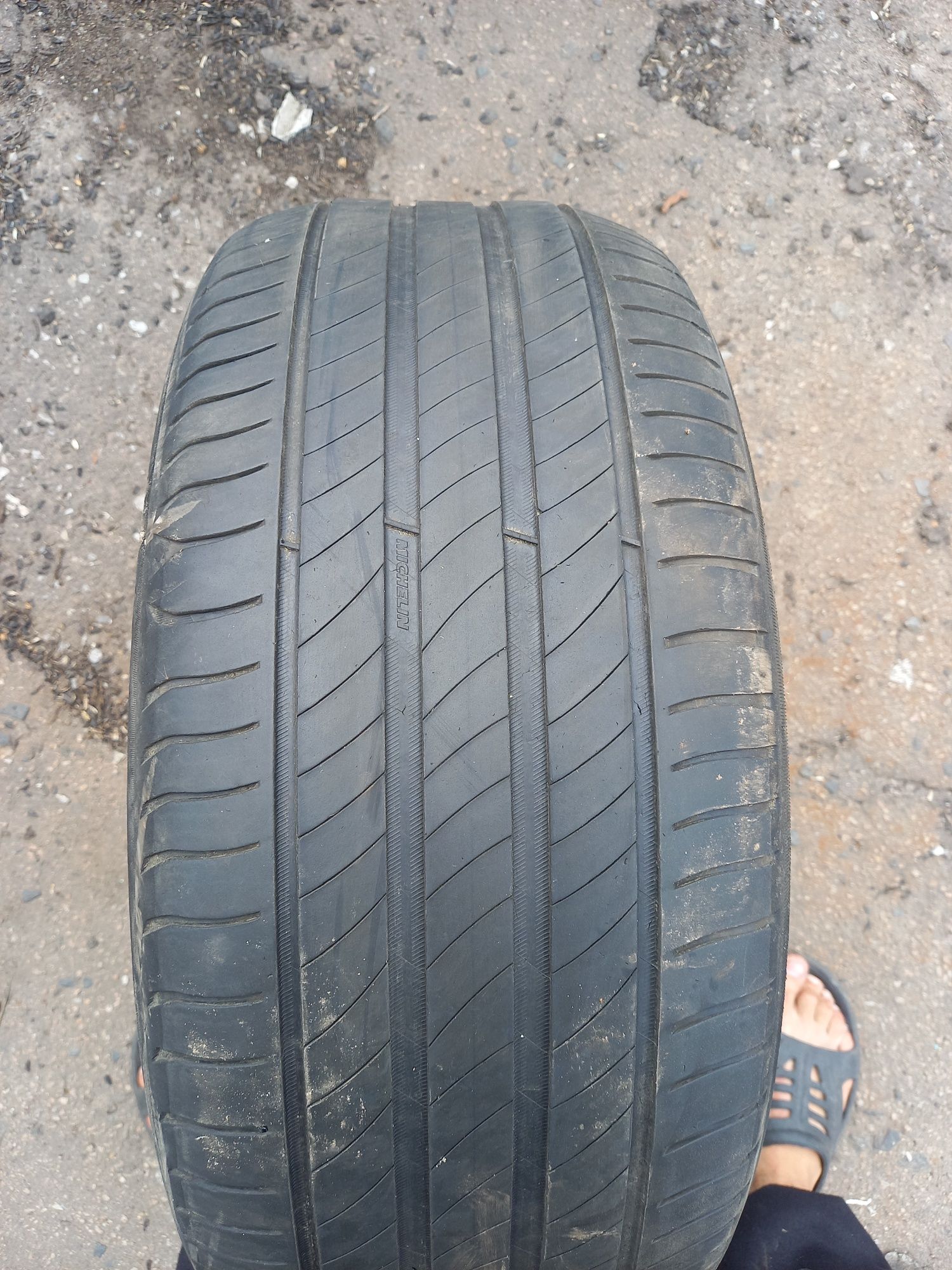 Продам Michelin 235-45-17