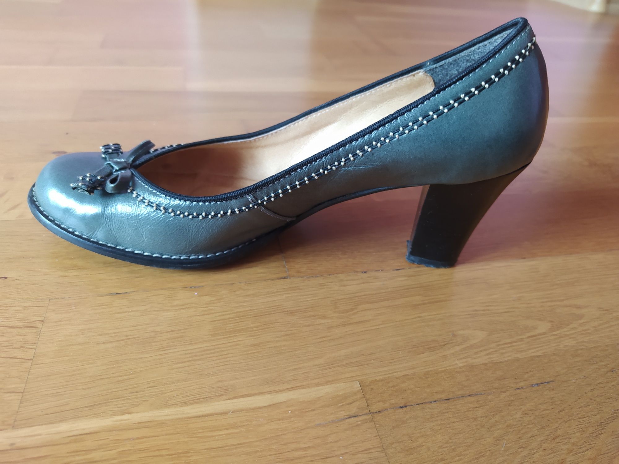 Buty na obcasie popielate