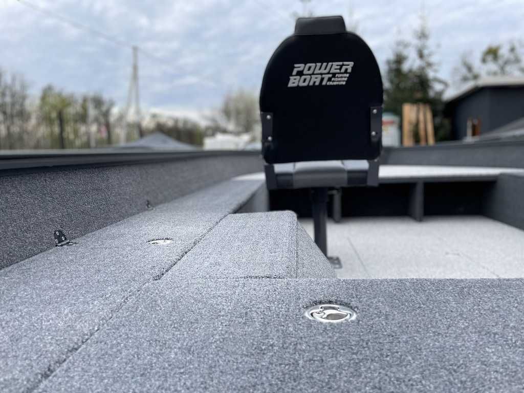Човен Powerboat 520 TL