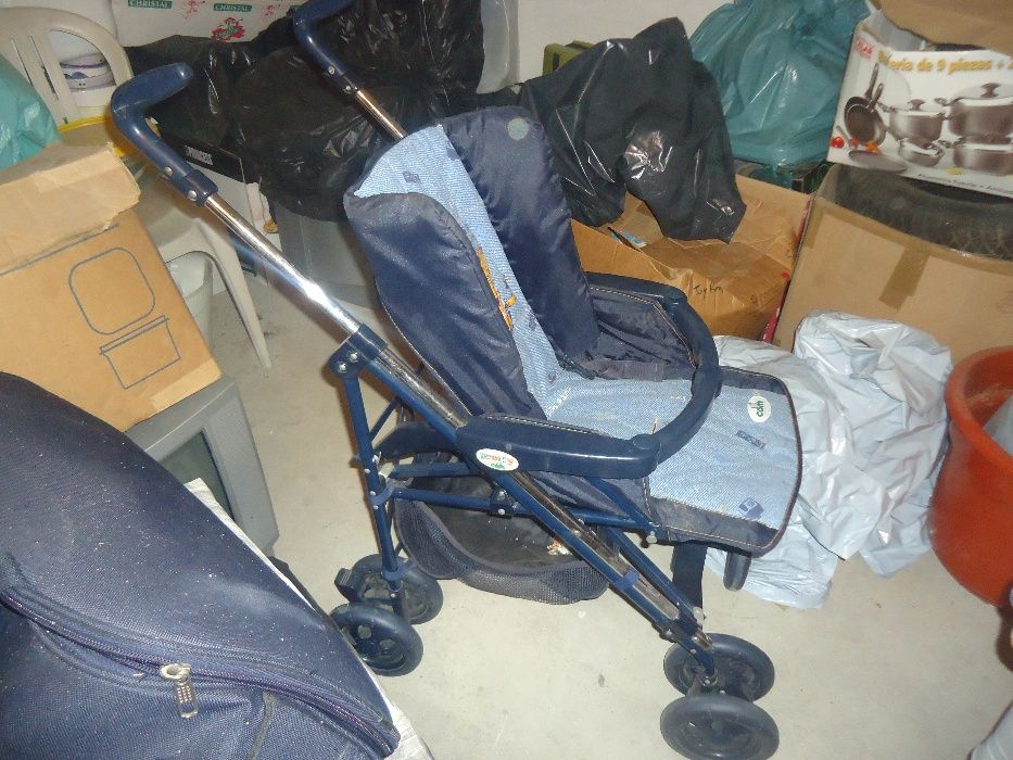 Vende-se carrinho de bébé