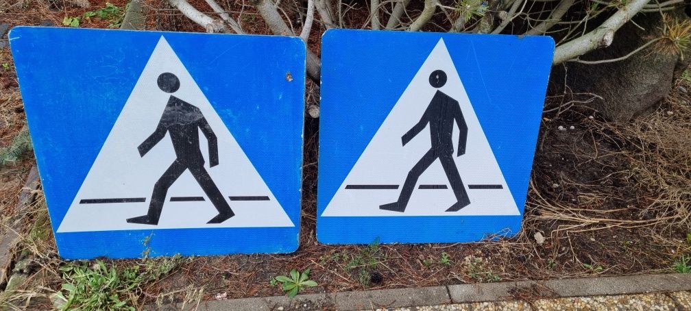 Znaki drogowe przejście dla pieszych barierki drogowe