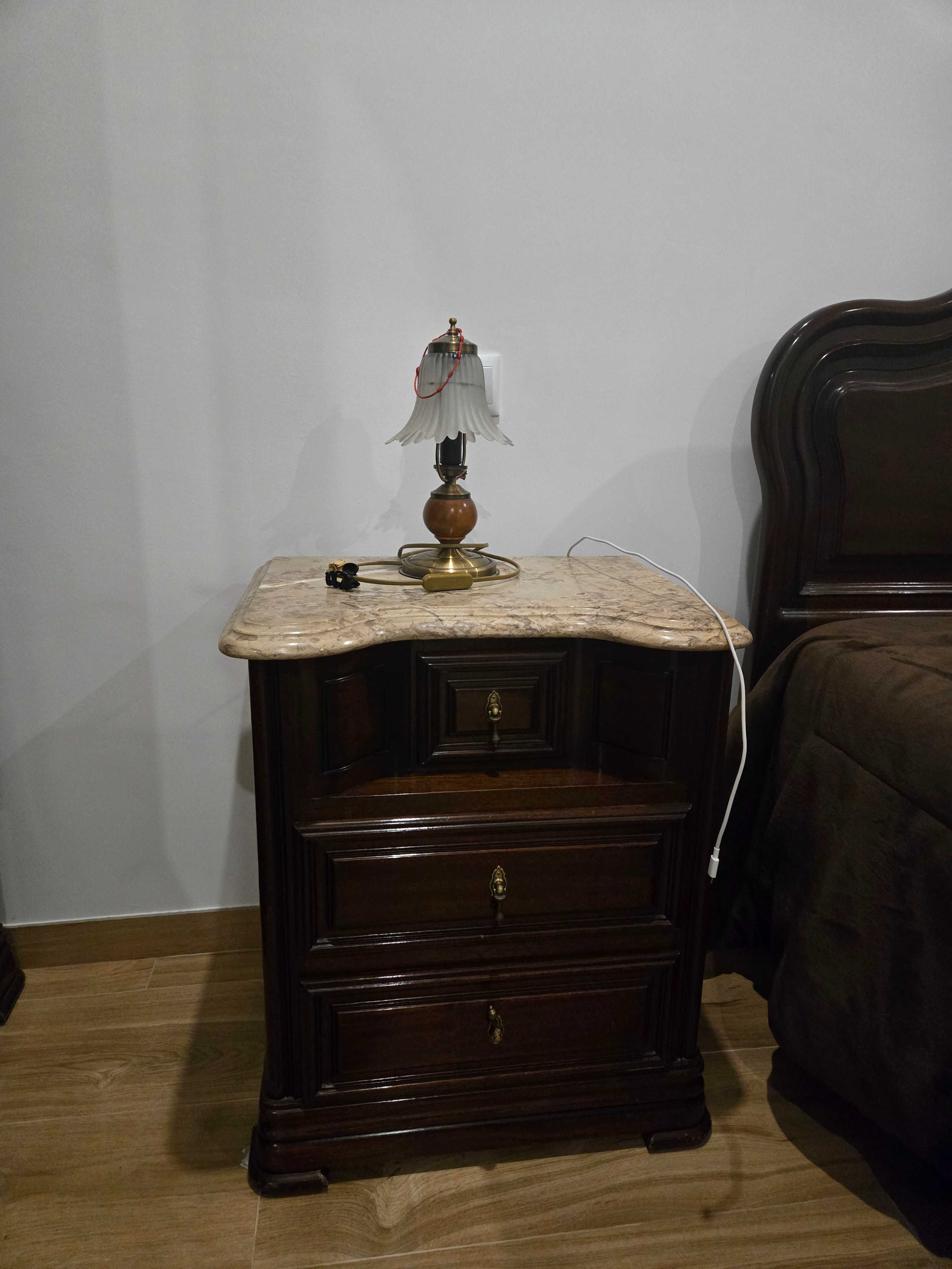 Quarto completo em madeira e tampos em pedra