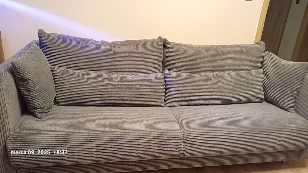 Sofa rozkładana szara z poduszkami, materiał sztruks