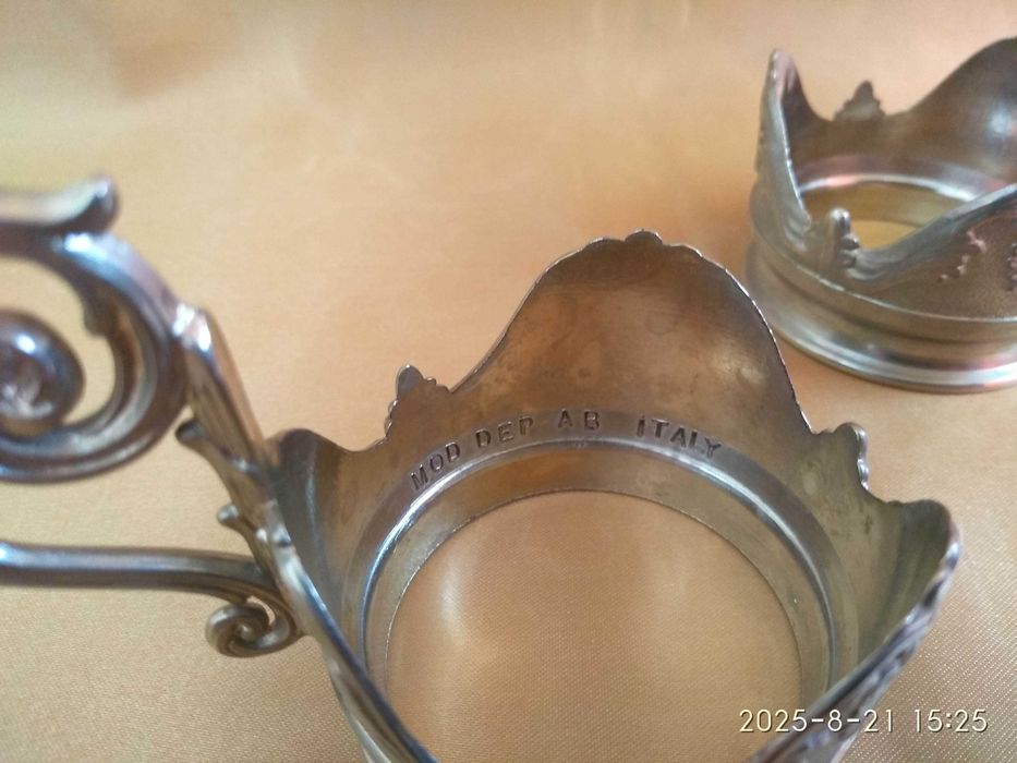 Кофейные чашки в подстаканниках с блюдцами. Италия