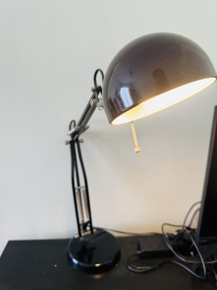 Secretária MICKE + Candeeiro FORSÅ (IKEA)
