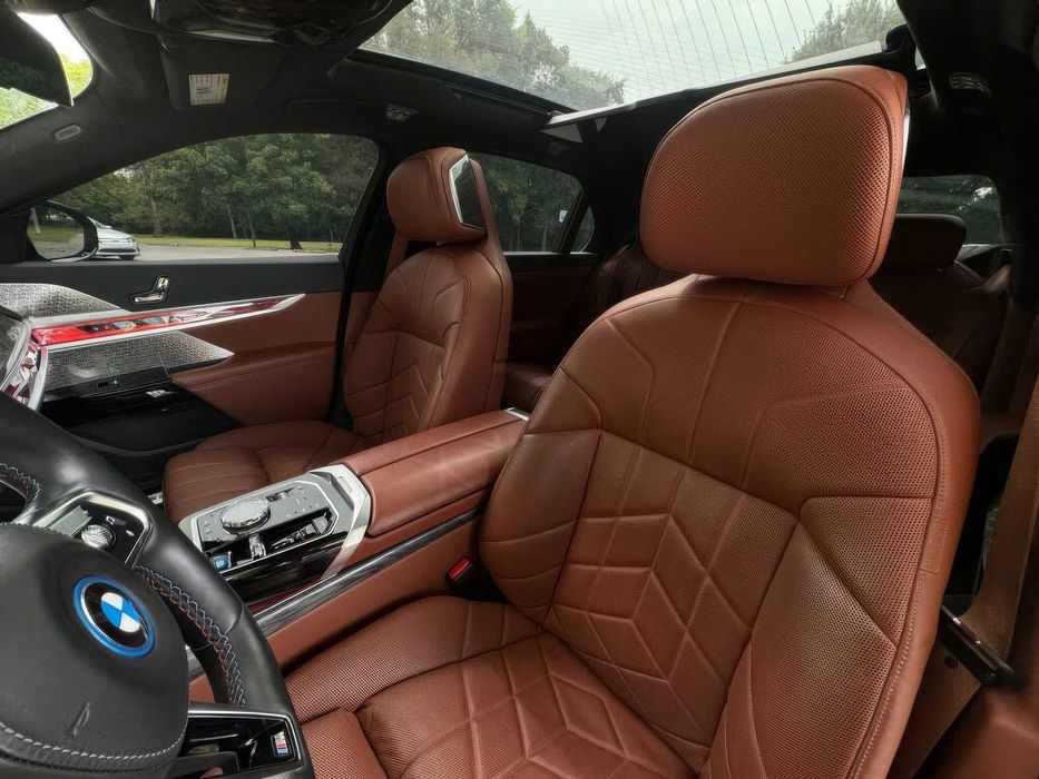 BMW i7 M70      2024