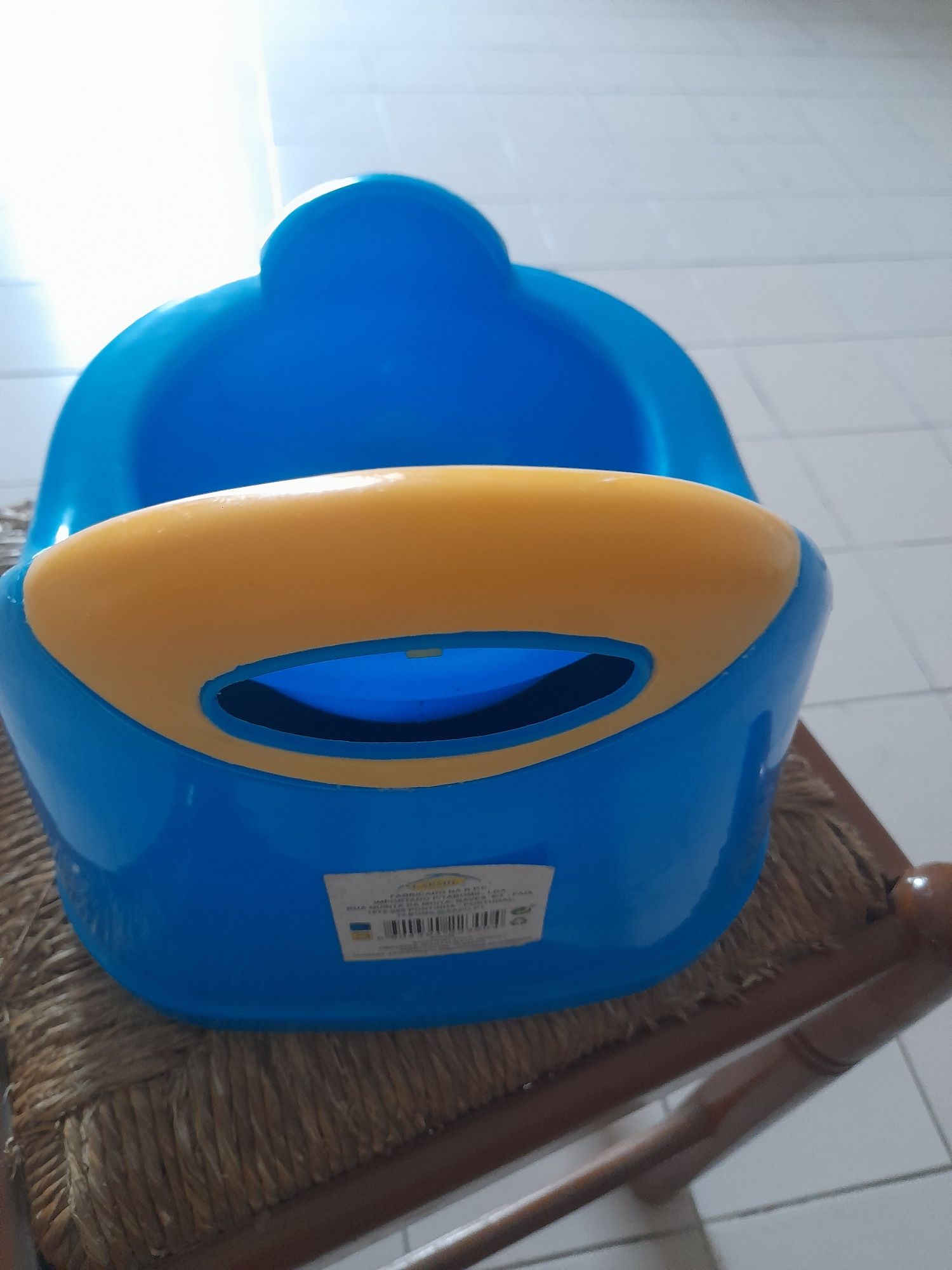 Penico azul e amarelo de menino.