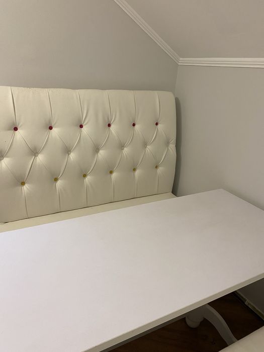 Диванчики білі.