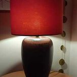 candeeiro de mesa porcelana com abajur de veludo cor de laranja