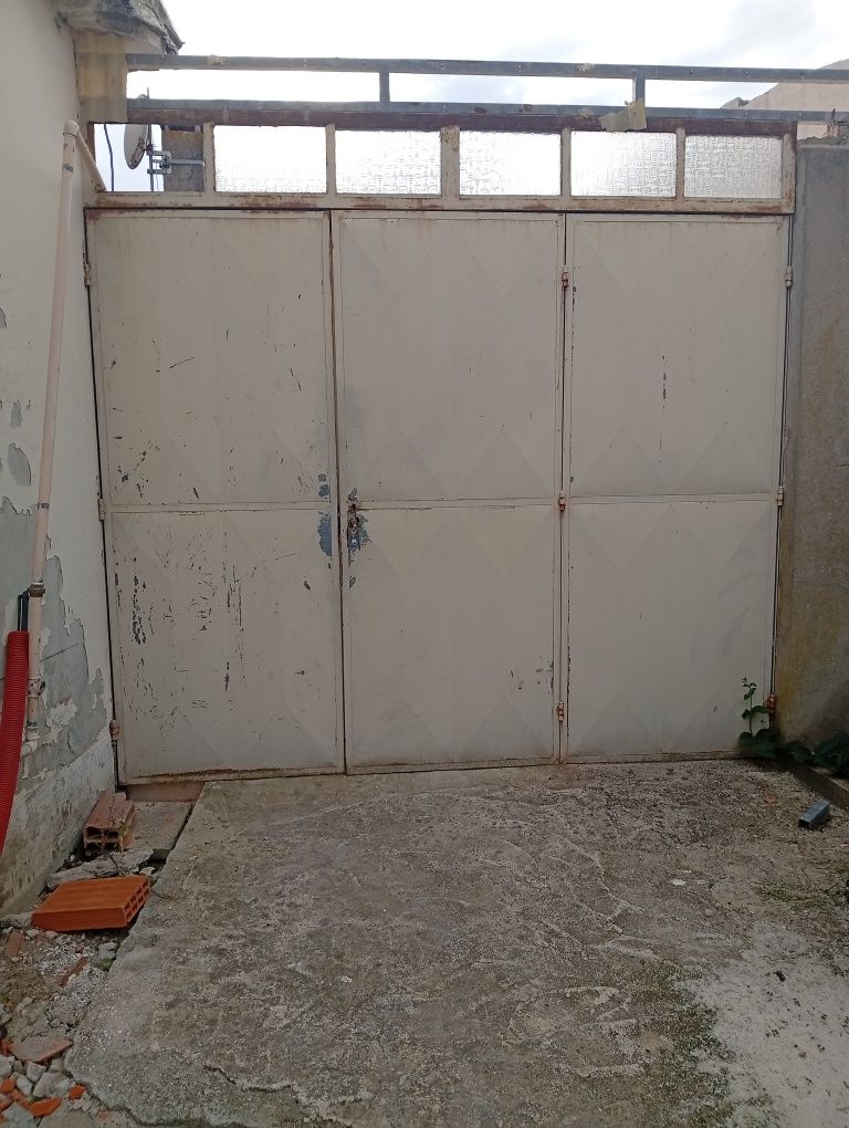 Portão em tubo e chapa de ferro