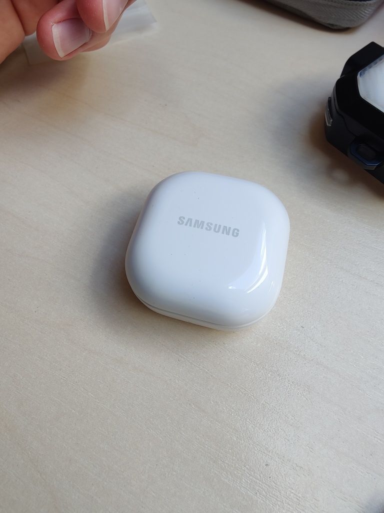 Samsung Galaxy buds 2 pudełko lądujące etui