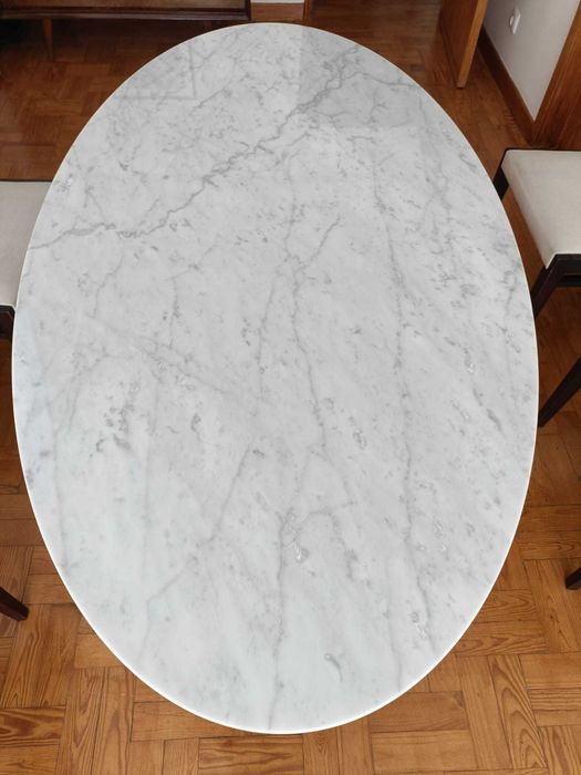 Mesa Tulip OVAL com tampo em mármore