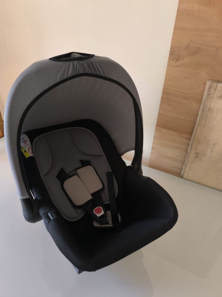 Cama de criança. Carrinho com bebe coco
