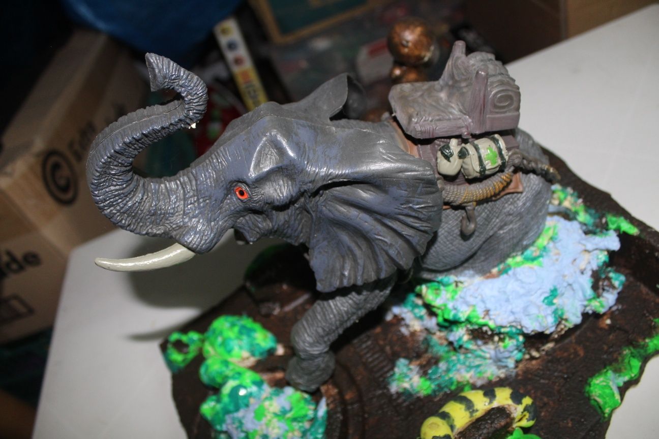 Maquete de Elefante na Selva Feita à Mão