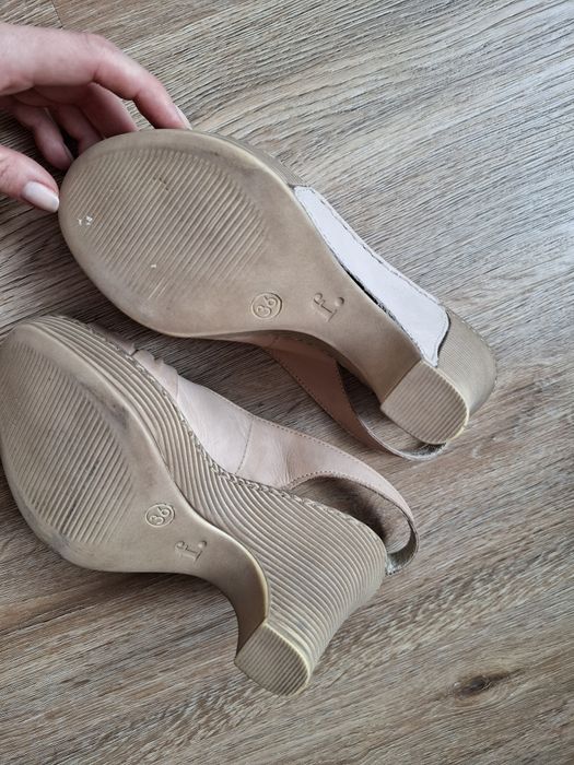 Sandały na koturnie Lasocki