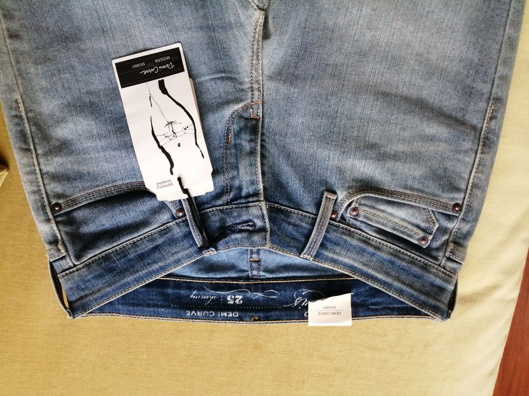 Calças Skinny Levis Demi Curve - Tamanho 25/32 - Novas com etiqueta