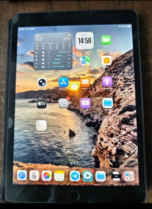 Продам планшет Apple ipad 8/ 128 gb.Защитное стекло наклеено