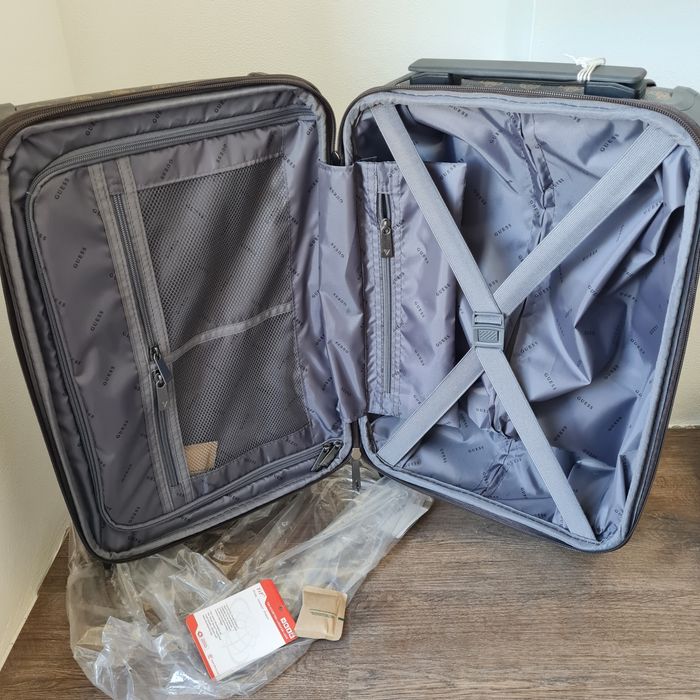 Guess walizka wilder travel 18 in 35L torba podróżna logowana logo brą