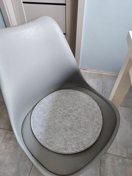 Oddam za darmo osobie ktora być może potrzebuje stół oraz 3 krzesła Dł