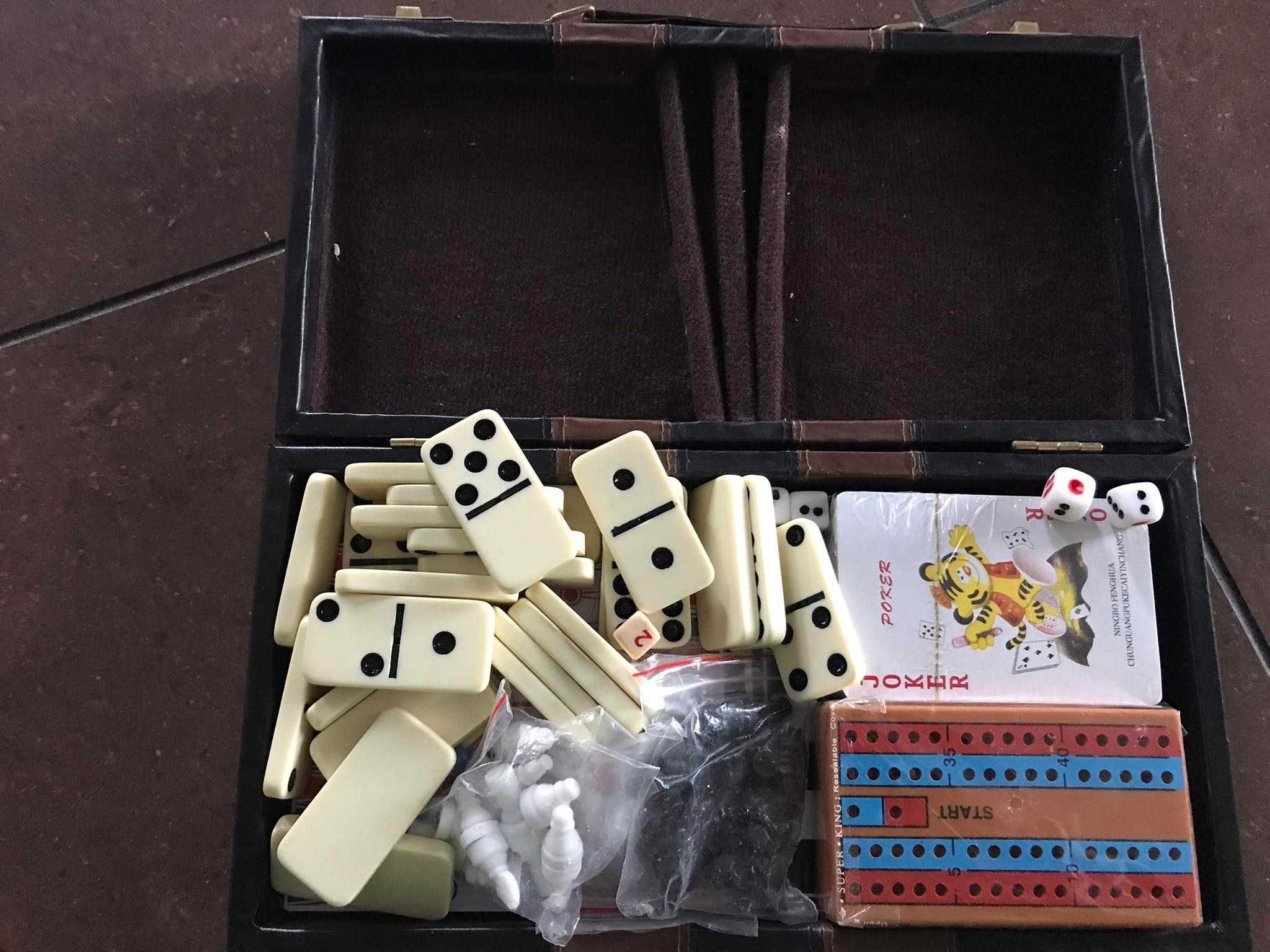 Zestaw gier w walizce domino karty szachy