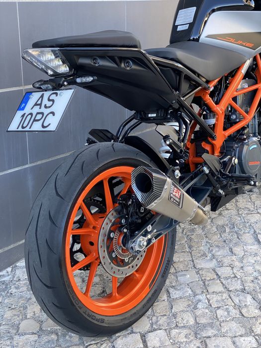 KTM Duke 390.