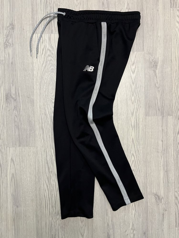 Спортивные штаны New Balance Sportswear Essentials Pants с лампасами