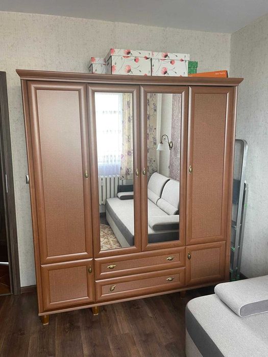 Szafa duża z lustrem i szufladami