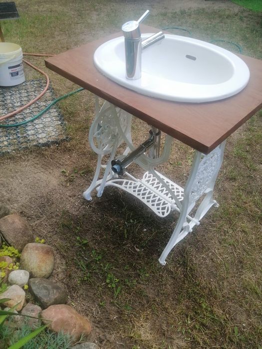 Stolik umywalka do łazienki