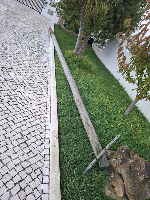 Poste de linhas telefónicas de madeira