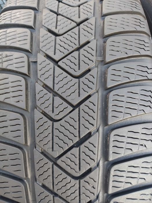 A217# Opony uzywane zimowe 225/60/18" Pirelli