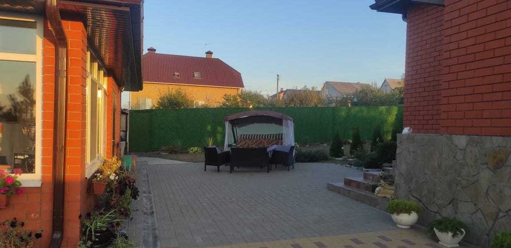 Зелений декоративний забор, огорожа із штучної трави
