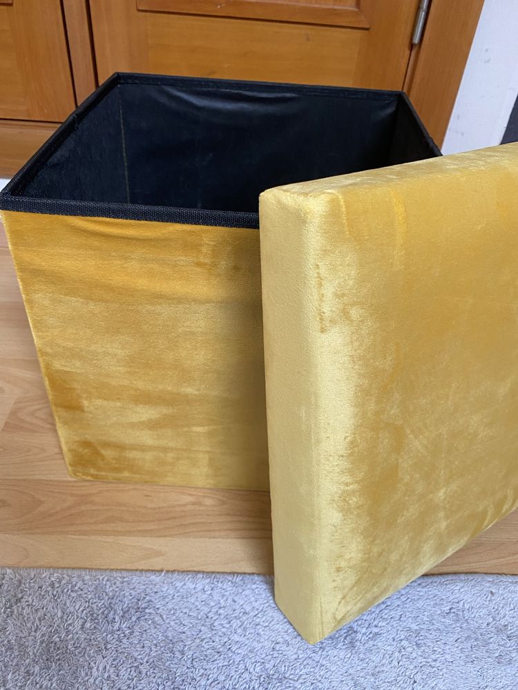 Vendo puff amarelo em veludo, que serve de arrumação e banco.