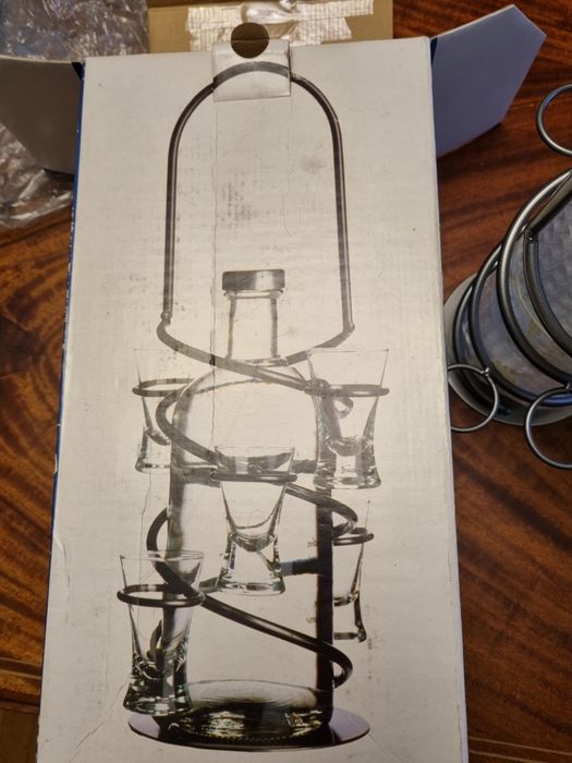 Szklana karafka z kieliszkami, barek spiralny metalowy