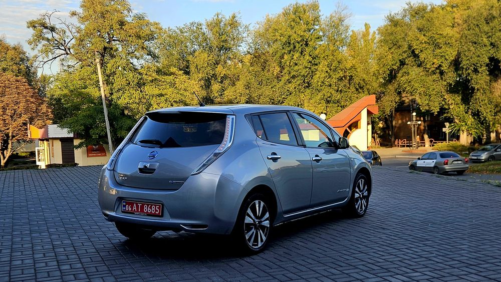 Nissan leaf 2015р. 24кв. 10поділок. Свіжа.