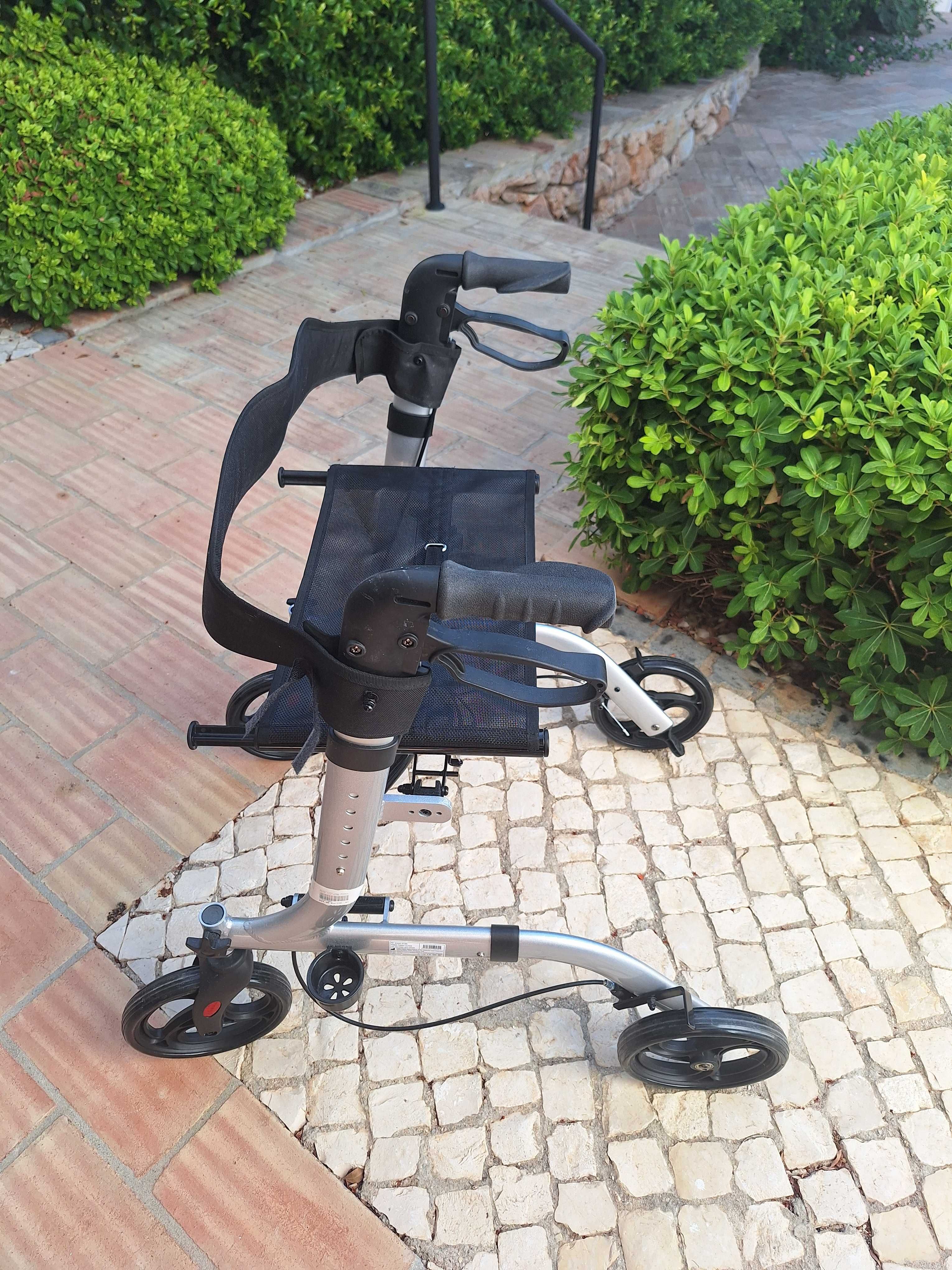 Andarillho com assento dobrável para exterior