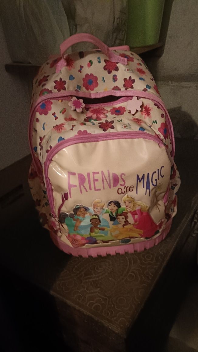 2 Mochilas escolares e estojo