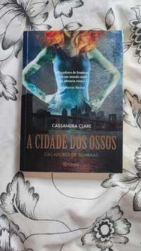 Livro "A Cidade Dos Ossos - caçadores de sombras" - Cassandra Clare