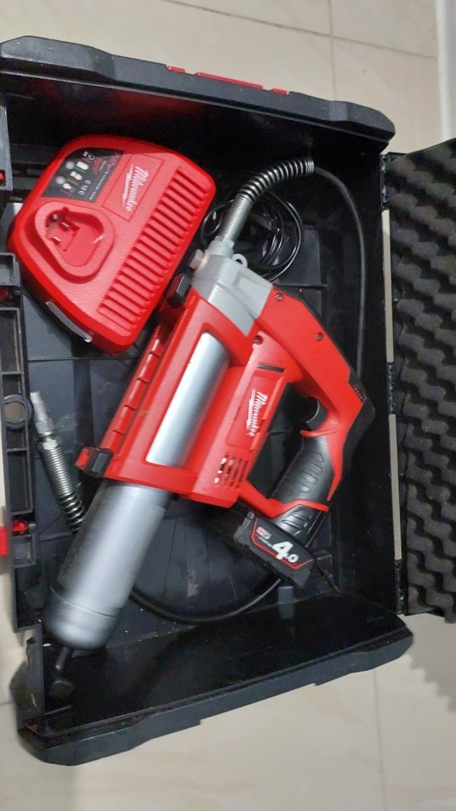 Шприц для змащування акумуляторний MILWAUKEE, M12 GG