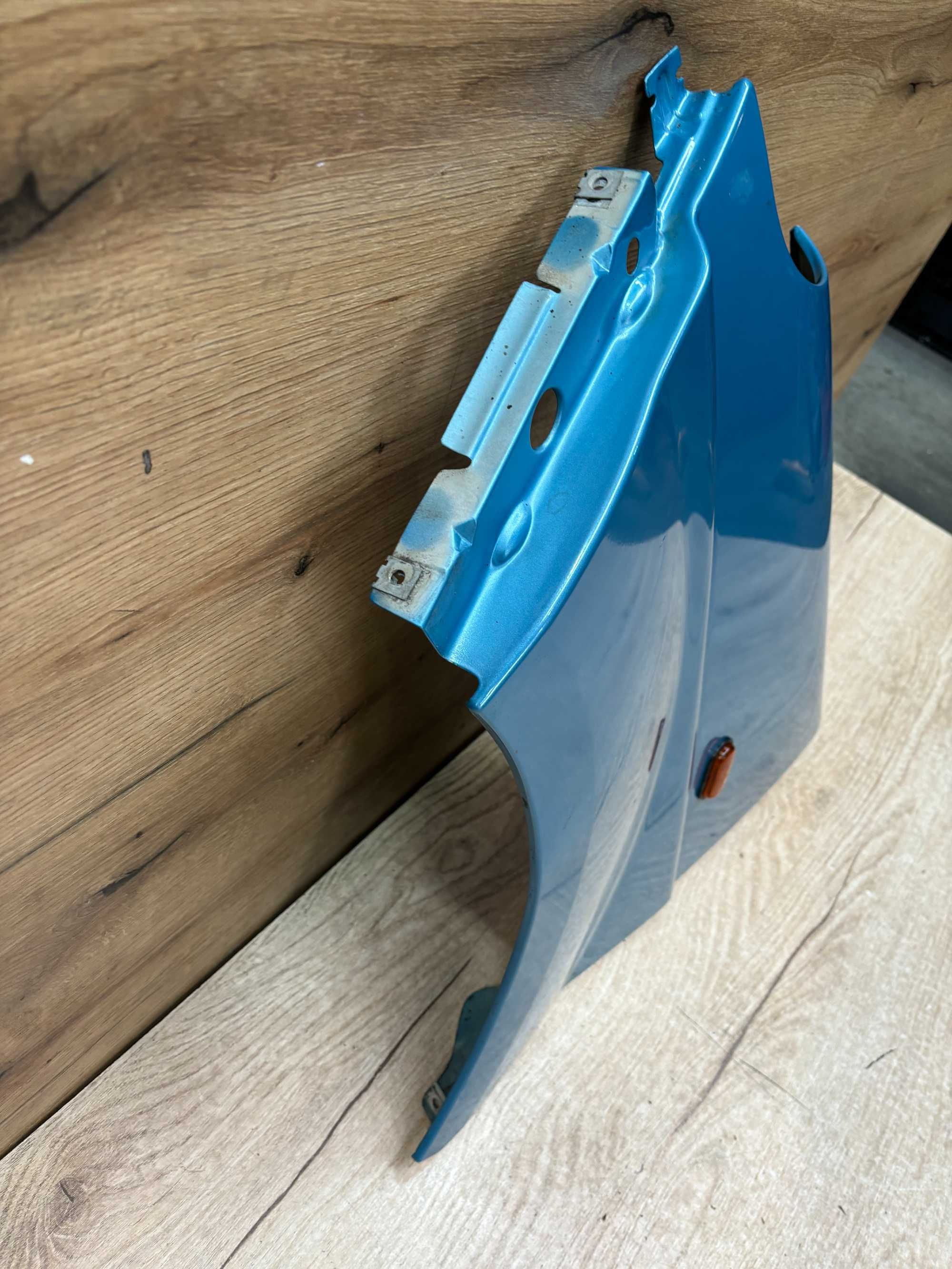 Błotnik przedni lewy Renault Trafic / Opel Vivaro kolor tef41