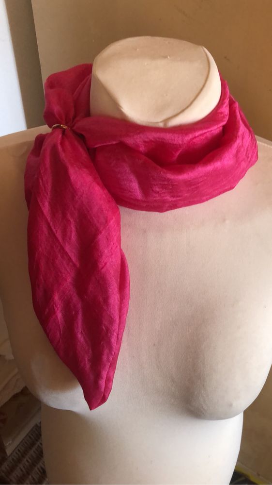 Lenço em seda rosa de pescoço