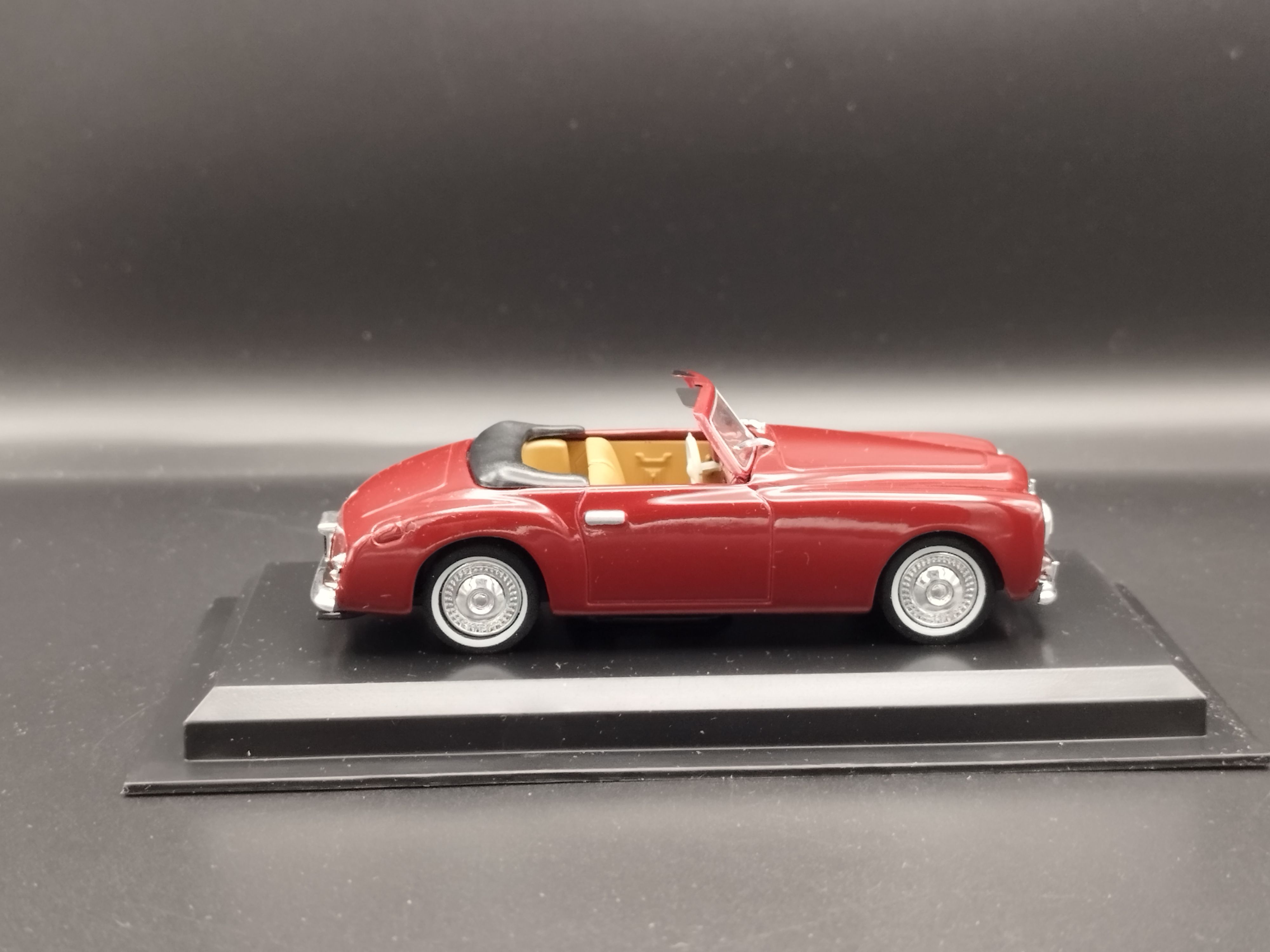 1:43 AmerCom 1949 Simca 8 Sport model używany