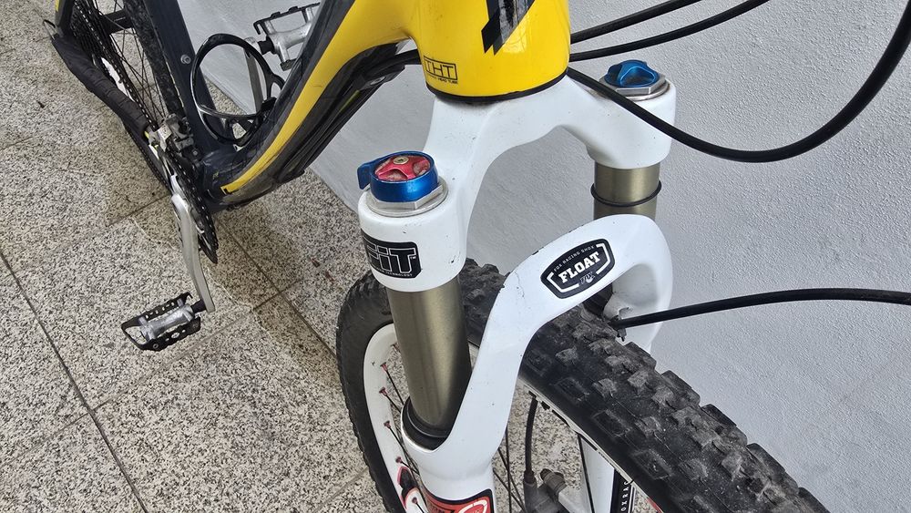 Bicicleta toda em carbono roda 26